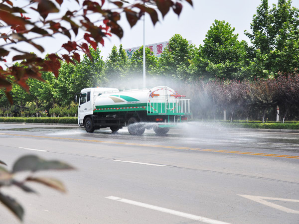 服務(wù)城鄉(xiāng)環(huán)衛(wèi)，共建美好家園